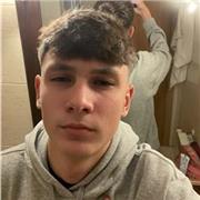 Soy un estudiante de la universidad que busca ayudar a nuevos estudiantes y niños que están empezando para prepararles .